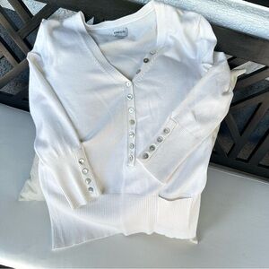 Chico’s Sweater V-neck Lightweight Ivory Button Detail Size M or Chico’s Size 1